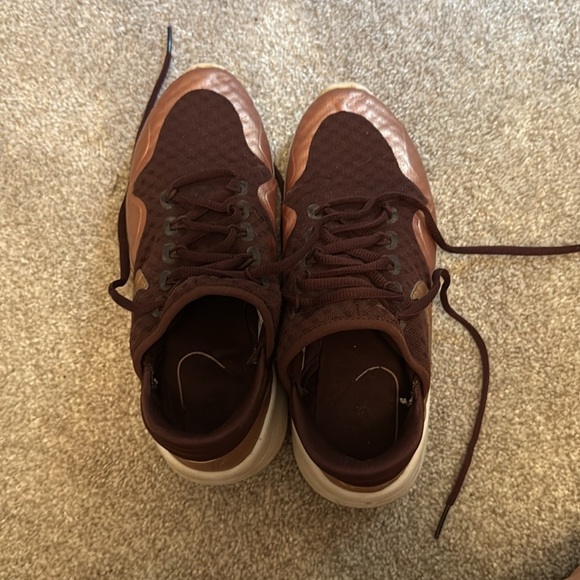 Women’s maroon Nike running shoes - Picture 3 of 5